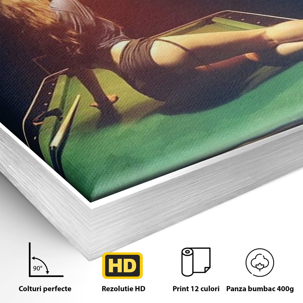 Detaliu al suprafetei: tablou canvas cu silueta feminina pe masa de biliard, in rama de aluminiu argintiu